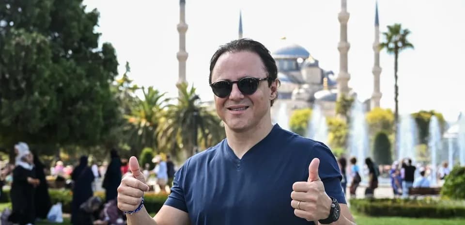 Homme faisant un pouce en l'air devant la mosquée