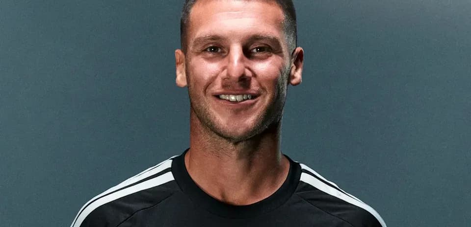 Joueur en maillot noir souriant pour la photo