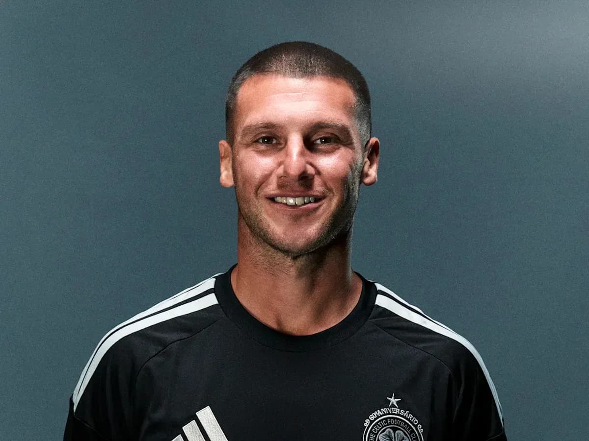 Joueur en maillot noir souriant pour la photo
