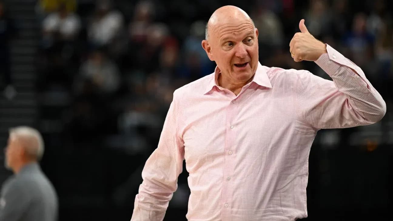 Homme en chemise rose faisant un geste pendant un match