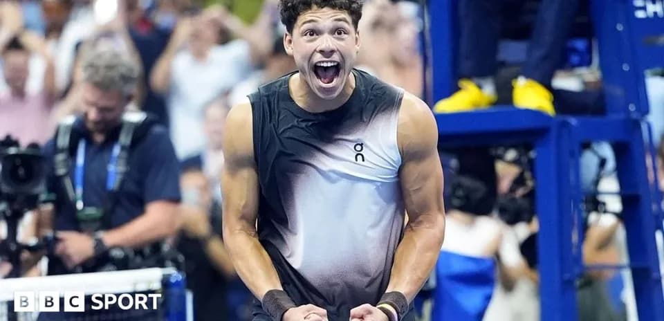 Joueur célébrant une victoire sur le court de tennis