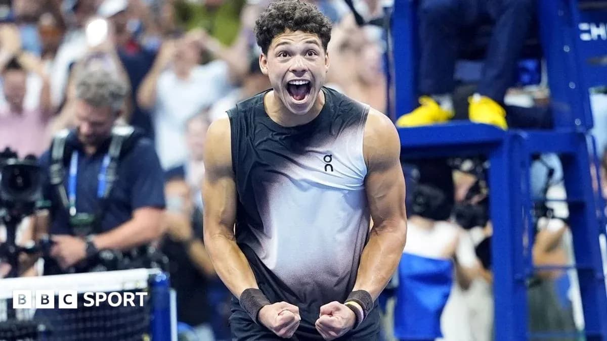 Joueur célébrant une victoire sur le court de tennis Joueur célébrant une victoire sur le court de tennis
