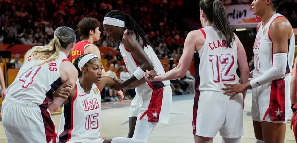 Joueuses de l'équipe USA entourant une coéquipière blessée