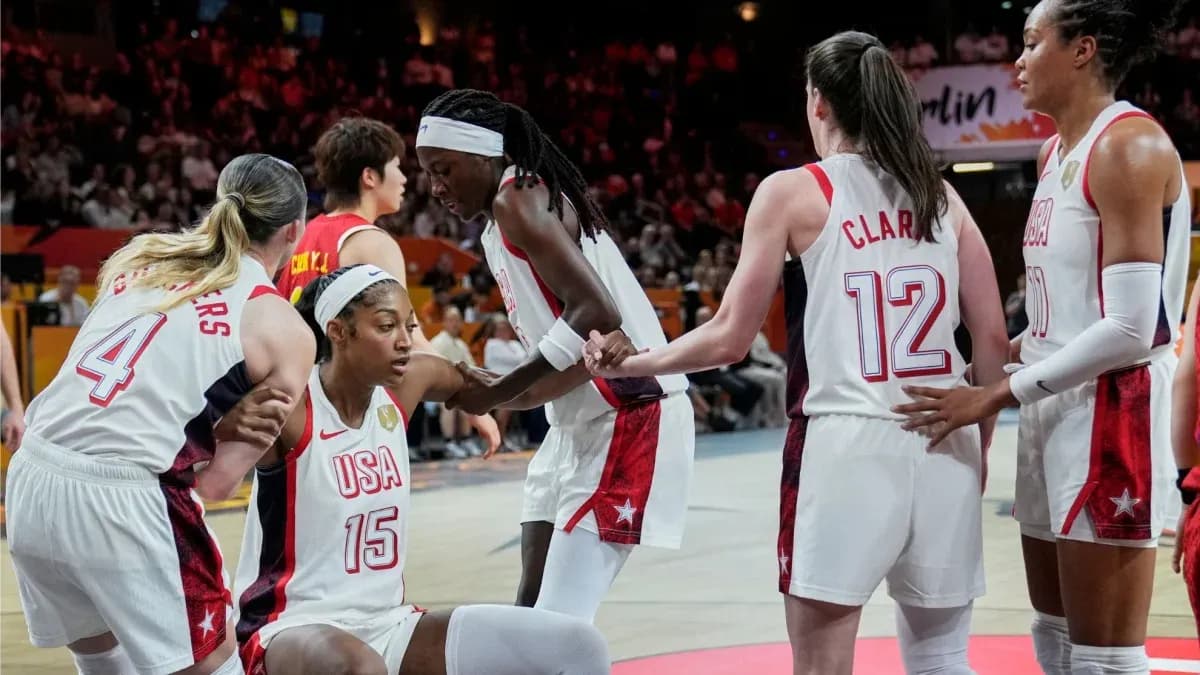 Joueuses de l'équipe USA entourant une coéquipière blessée