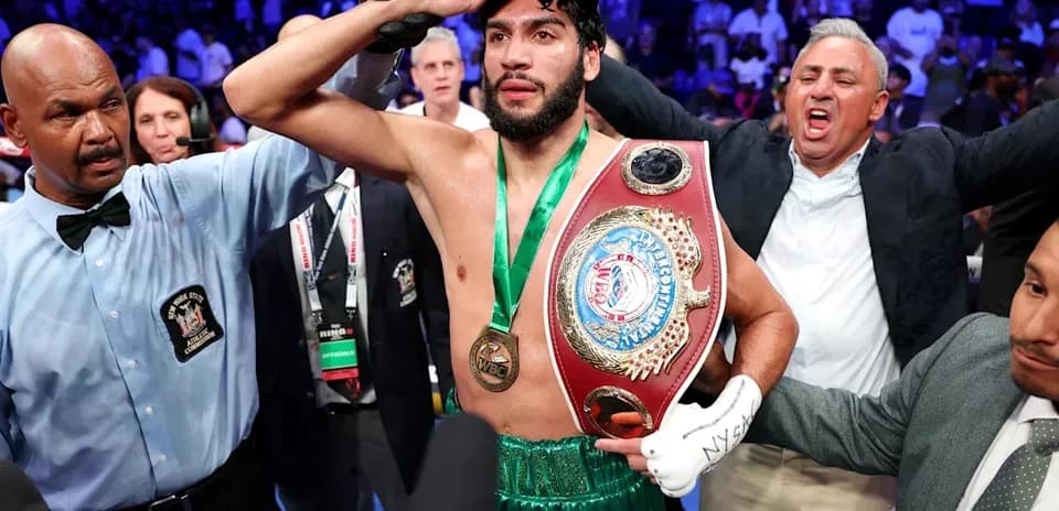 Boxeur célébrant avec ceinture après le combat