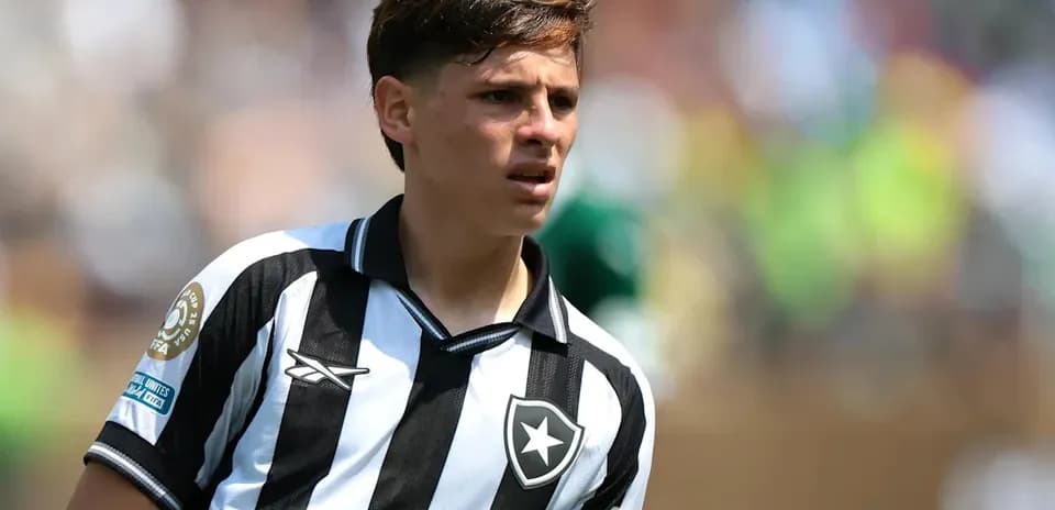 Joueur en maillot rayé noir et blanc sur le terrain