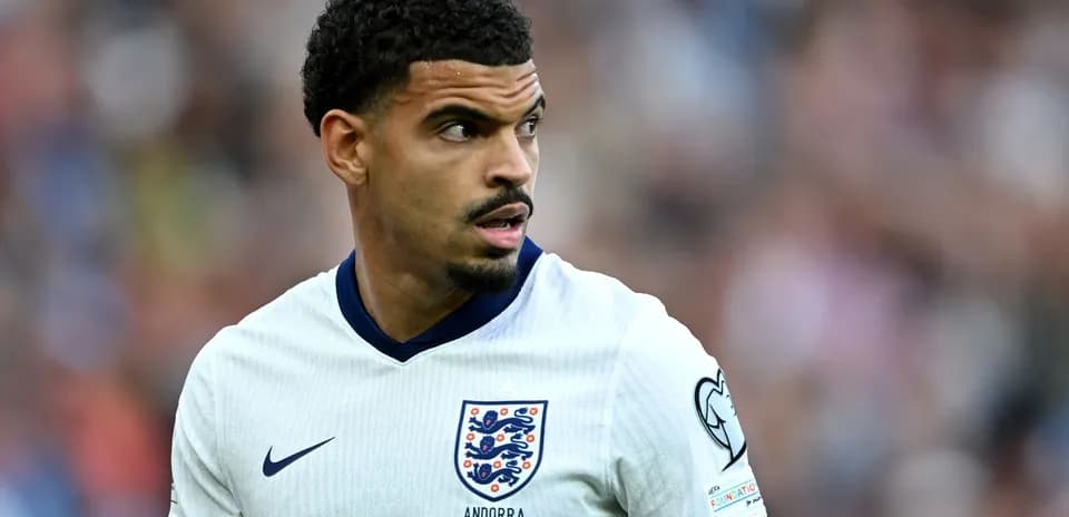 Joueur en maillot de l'Angleterre sur le terrain