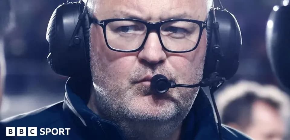 Homme avec écouteurs lors d'un événement sportif