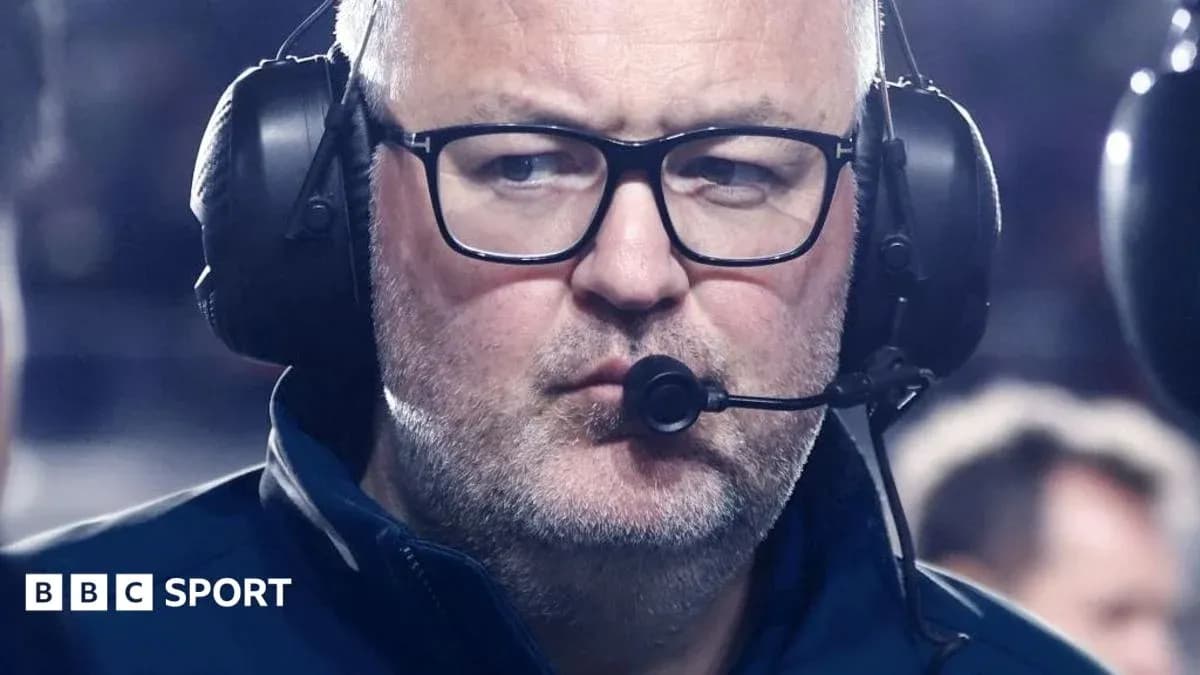 Homme avec écouteurs lors d'un événement sportif