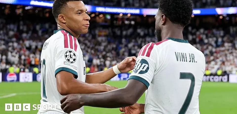 Mbappé et Vinícius Jr. se félicitent après un but