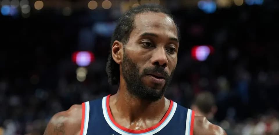 Joueur de basketball en tenue, regard pensif