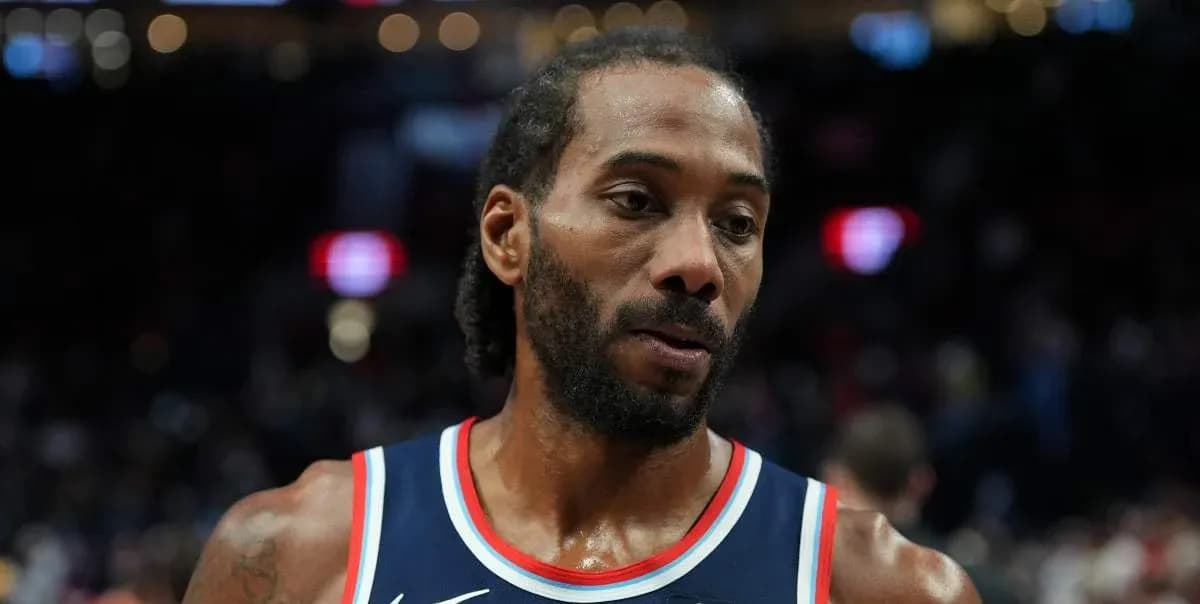 Joueur de basketball en tenue, regard pensif