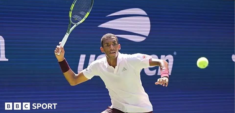 Joueur de tennis en action sur le court