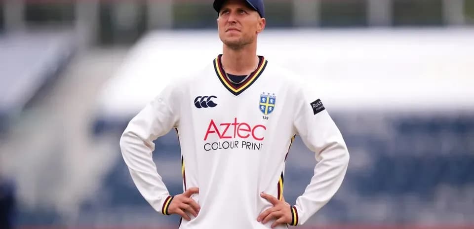 Joueur de cricket en tenue sur le terrain