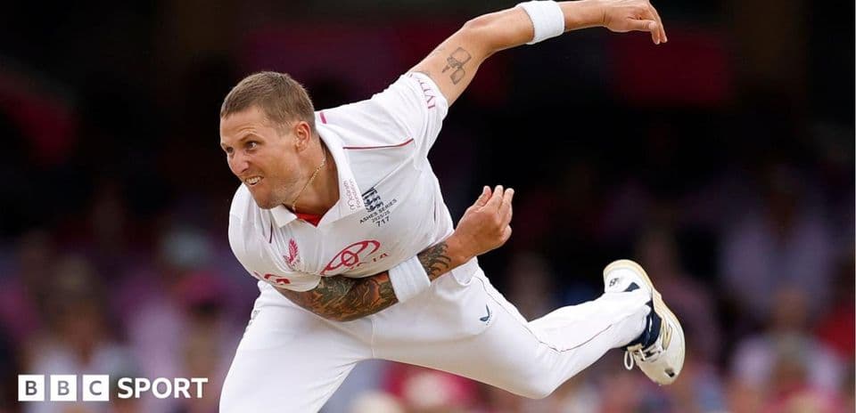 Joueur de cricket anglais en pleine action de lancer