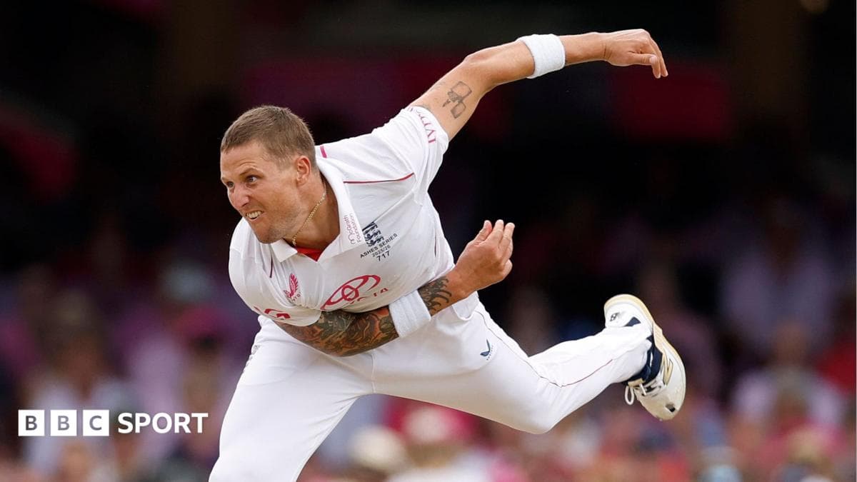 Joueur de cricket anglais en pleine action de lancer