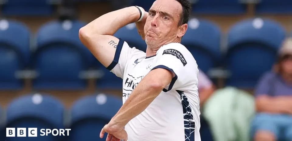 Joueur lançant la balle lors d'un match