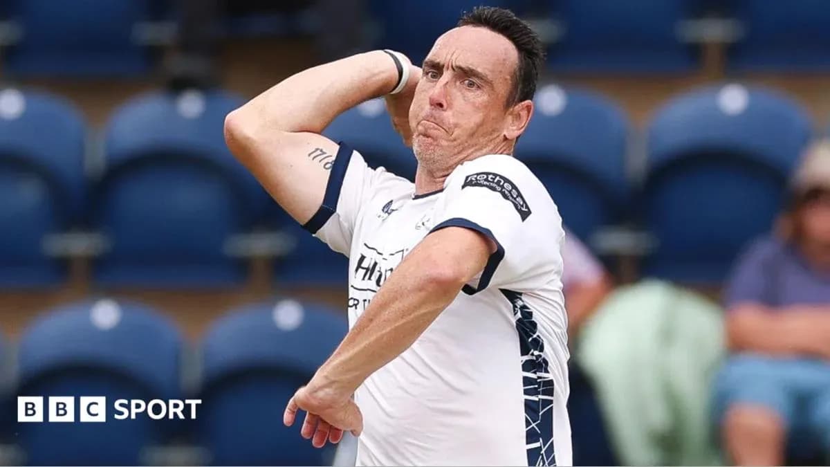 Joueur lançant la balle lors d'un match