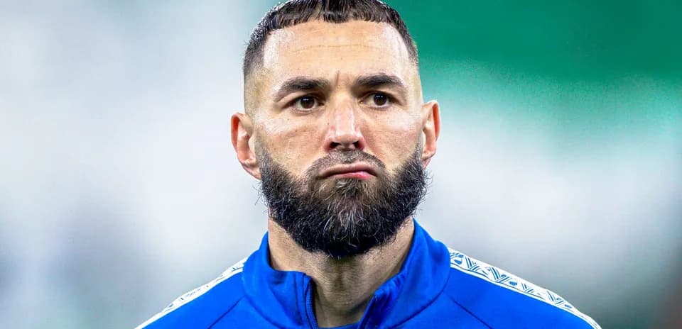 Joueur en tenue bleue, regard sérieux sur le terrain