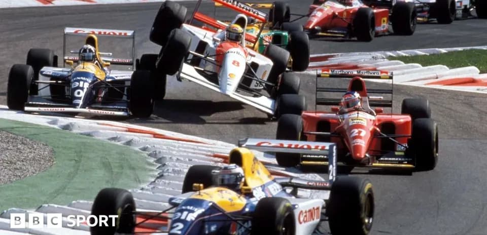 Voitures de Formule 1 en course sur circuit