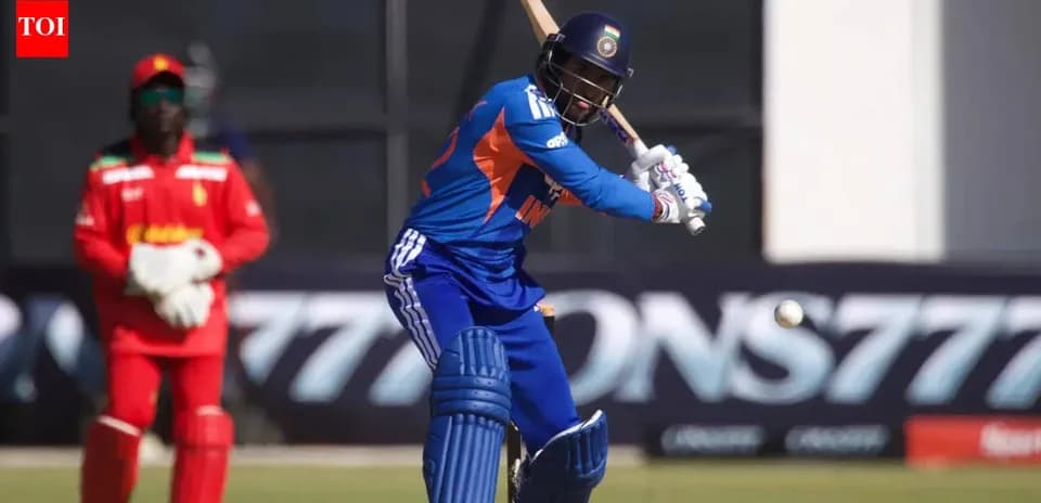 Batteur indien frappant la balle pendant un match