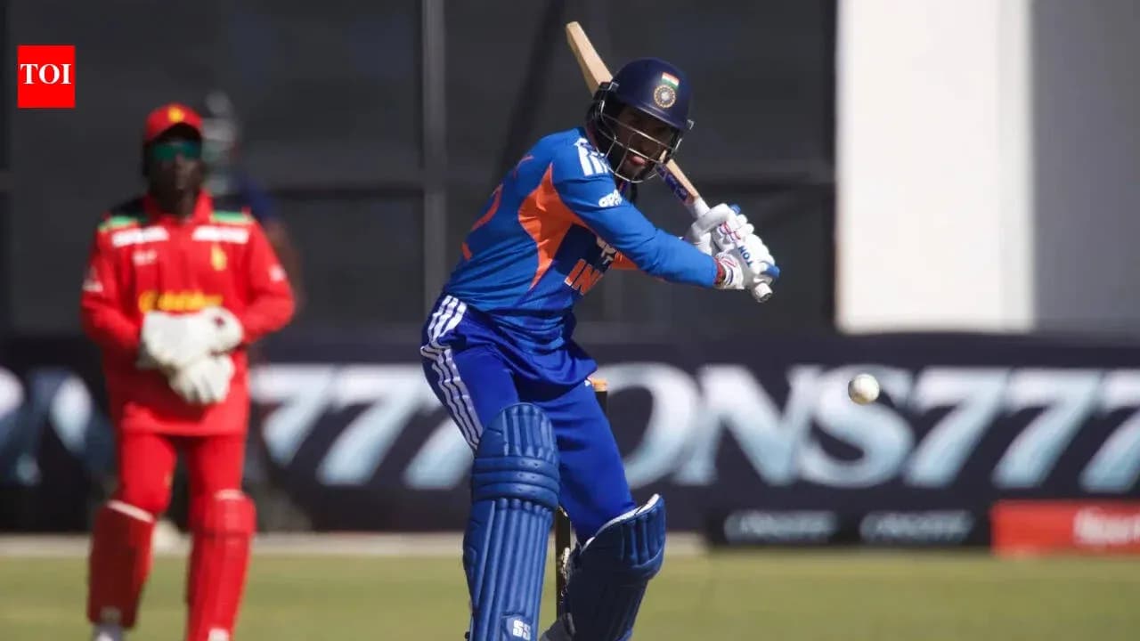 Batteur indien frappant la balle pendant un match