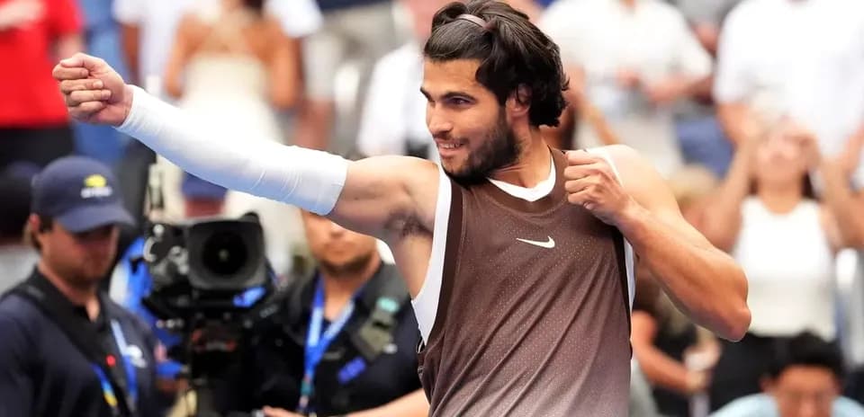 Joueur de tennis célébrant une victoire sur le court