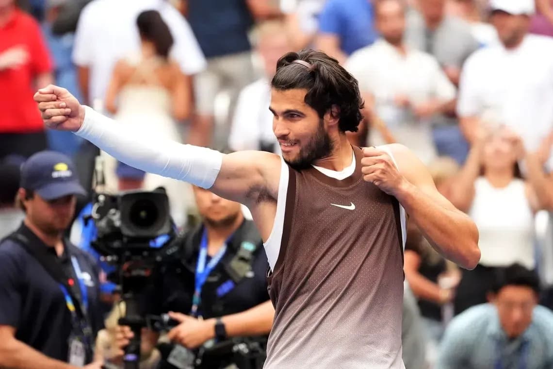Joueur de tennis célébrant une victoire sur le court