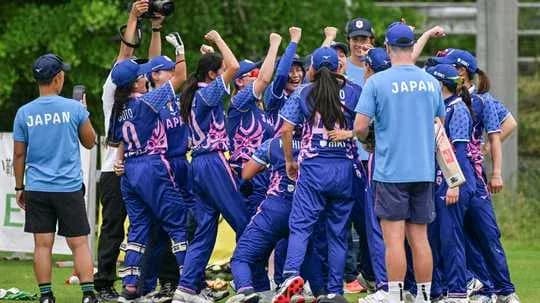 Équipe japonaise célébrant une victoire sur le terrain