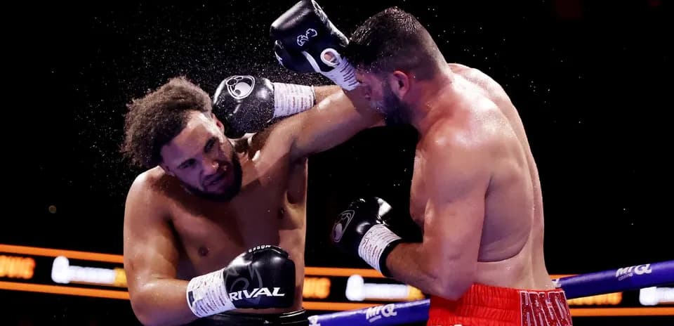 Boxeurs se battant sur le ring de boxe