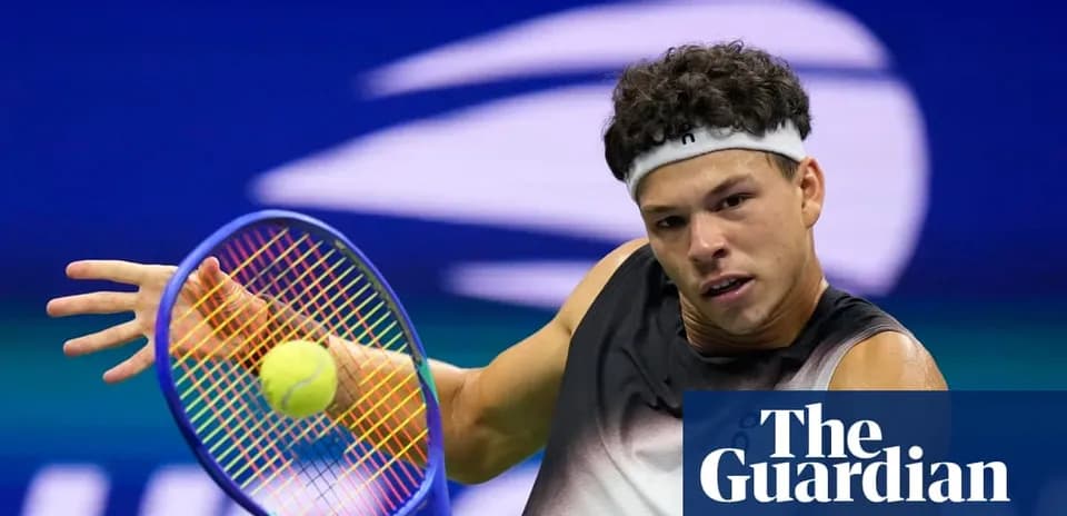 Joueur de tennis frappant une balle avec une raquette