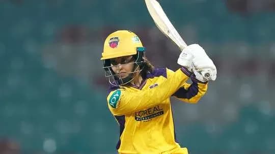 Joueur de cricket frappant la balle avec une batte