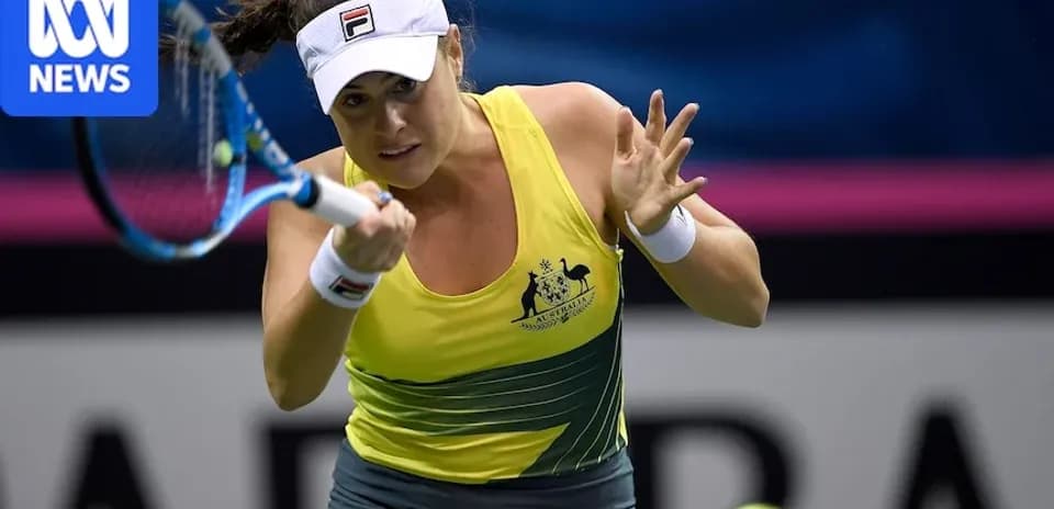 Joueuse de tennis frappant la balle en match