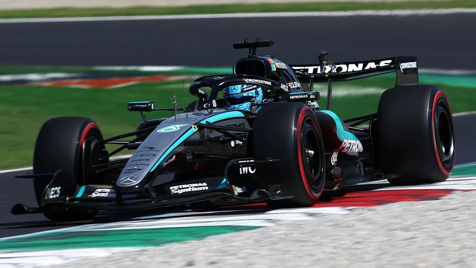Voiture de Formule 1 Mercedes en course sur circuit