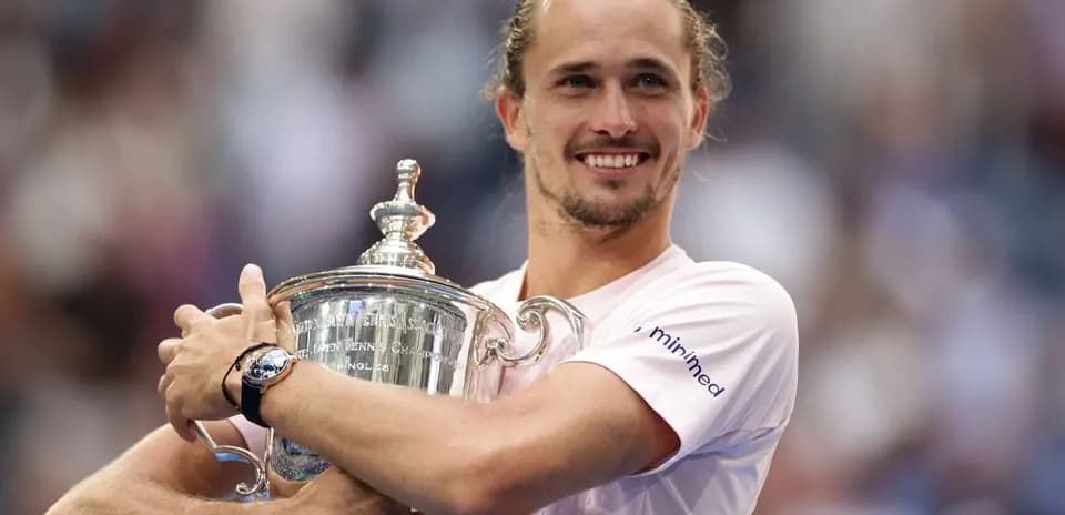 Joueur tenant le trophée après la victoire au tournoi
