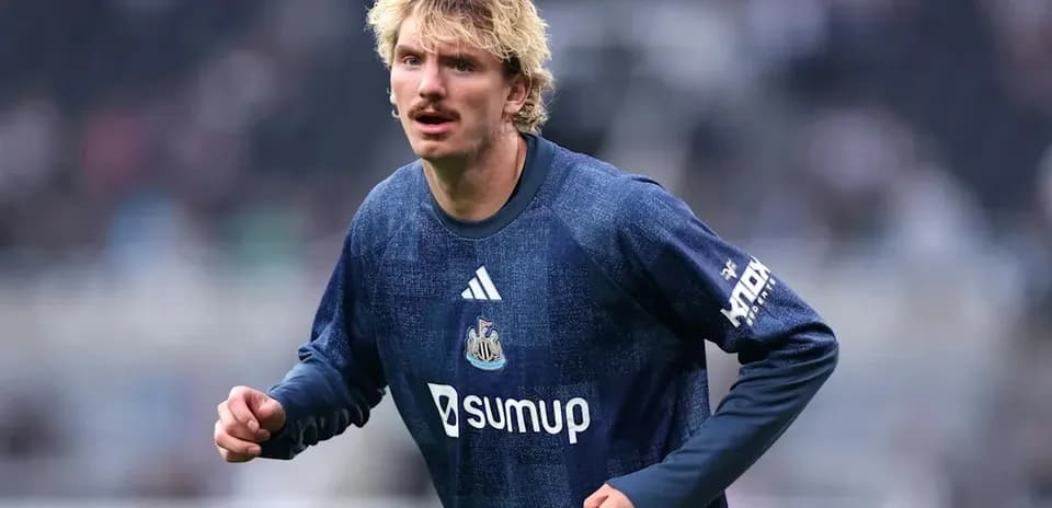 Joueur de Newcastle en échauffement sur le terrain