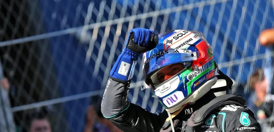 Pilote levant le poing en signe de victoire