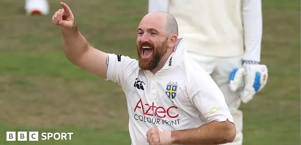 Joueur célébrant une prise lors d'un match de cricket