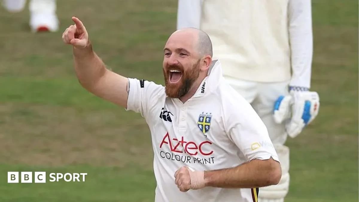 Joueur célébrant une prise lors d'un match de cricket Joueur célébrant une prise lors d'un match de cricket
