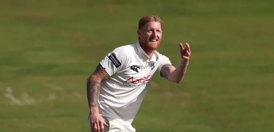 Joueur de cricket attrapant une balle en plein air
