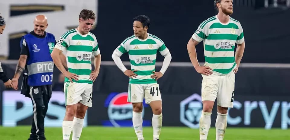 Joueurs de Celtic FC se tenant la tête baissée
