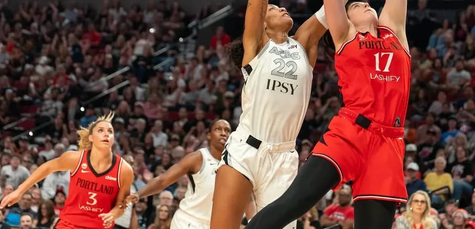 Joueuses disputant un rebond pendant un match de basket