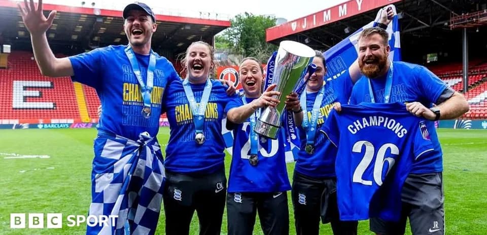 Joueurs célébrant le titre de champions avec trophée