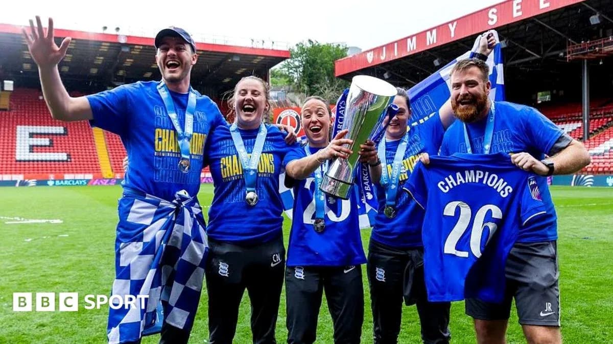 Joueurs célébrant le titre de champions avec trophée
