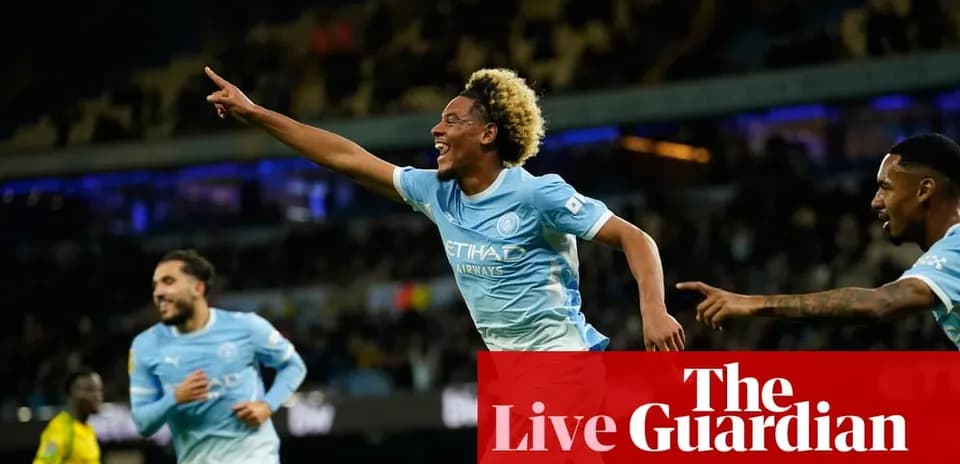 Joueur de Manchester City célébrant un but avec coéquipiers