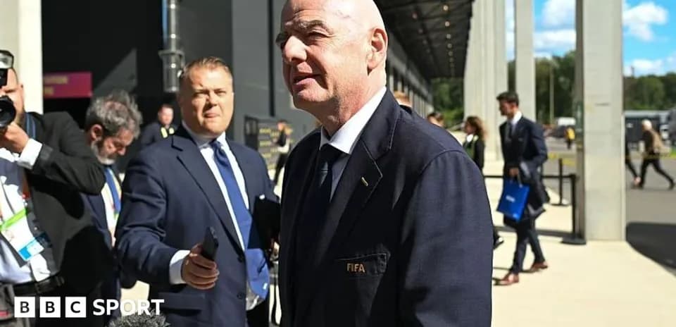 Dirigeant FIFA parlant à des journalistes à l'extérieur