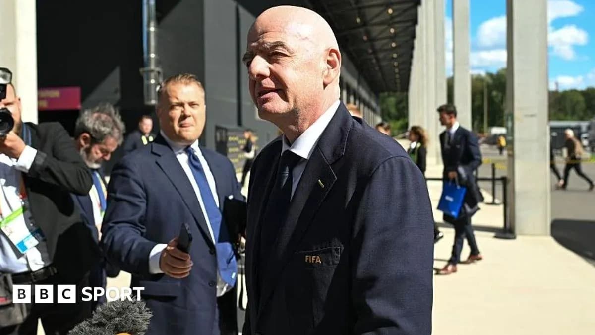 Dirigeant FIFA parlant à des journalistes à l'extérieur