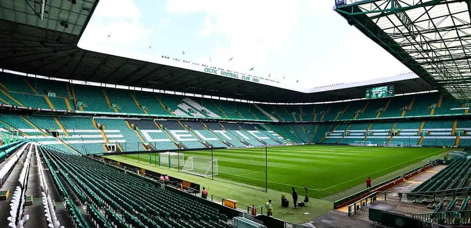 Vue intérieure du Celtic Park avec pelouse et sièges vides