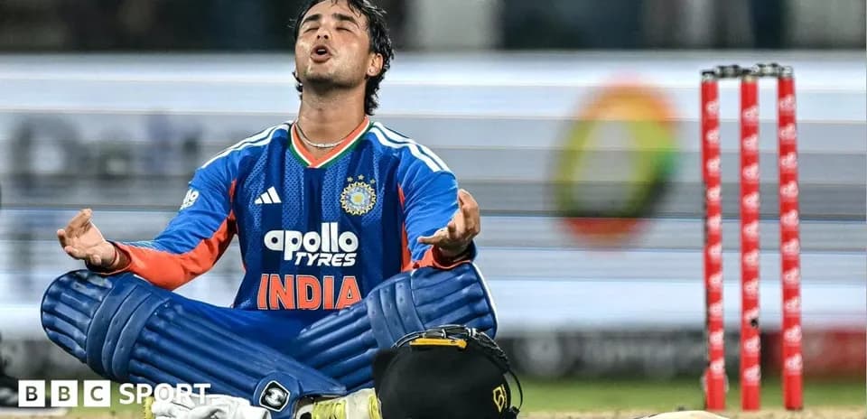 Joueur de cricket indien assis sur le terrain