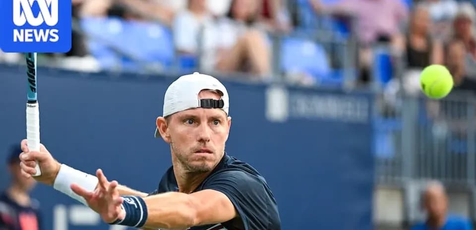 Joueur de tennis frappant une balle en match